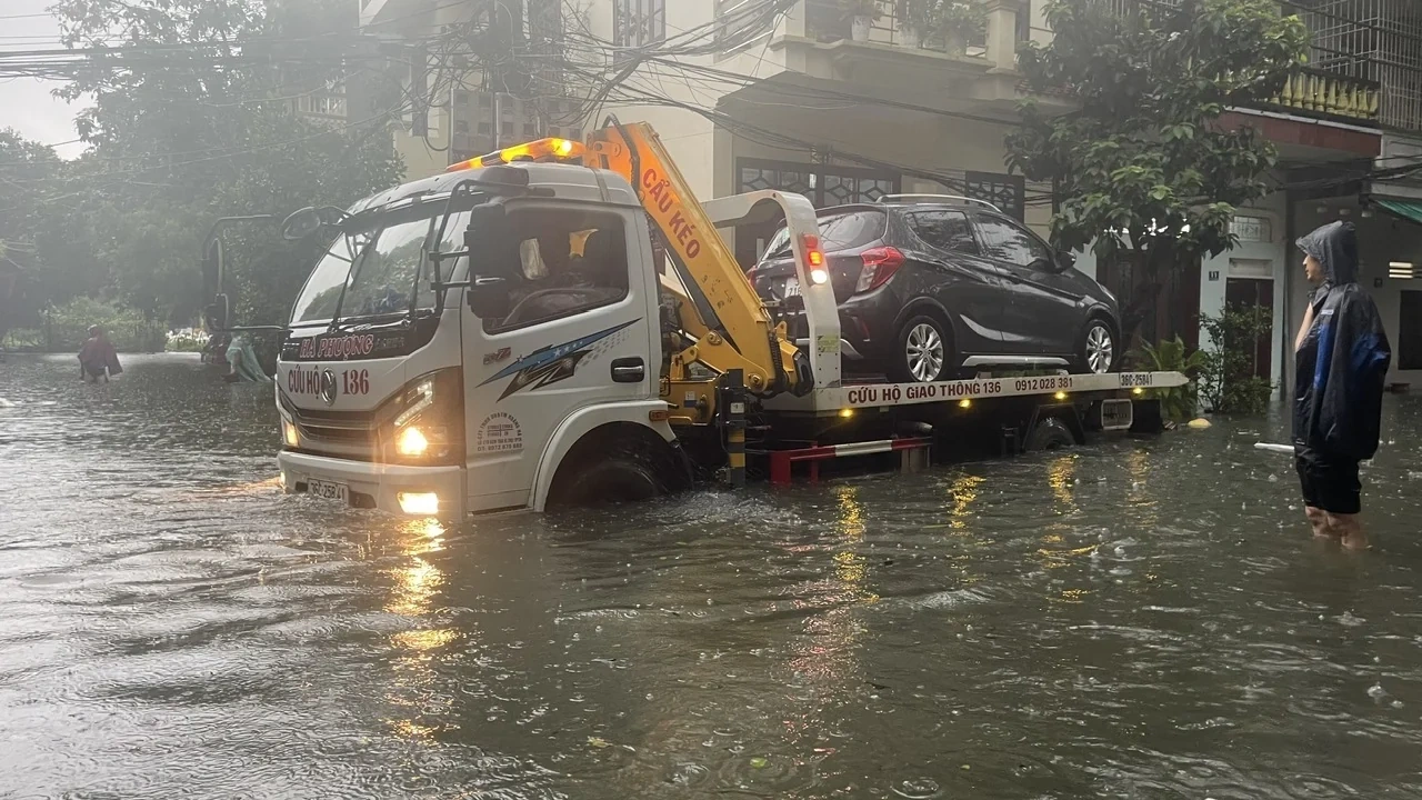 Nước sông Hạc dâng cao khiến nhiều tuyến phố ngập sâu