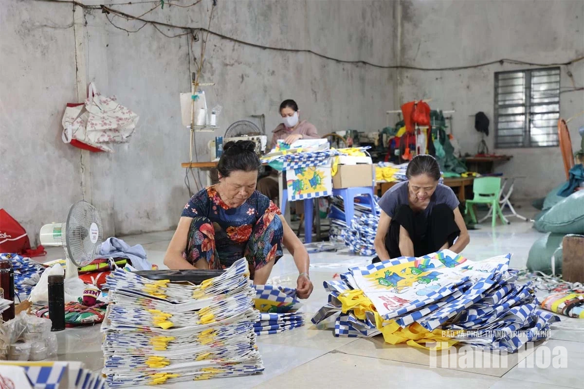 Mở sinh kế cho phụ nữ yếu thế