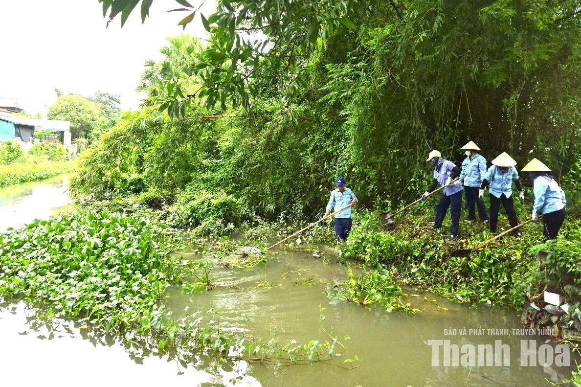 Ra quân xử lý môi trường, khơi thông dòng chảy tại phường Hạc Thành
