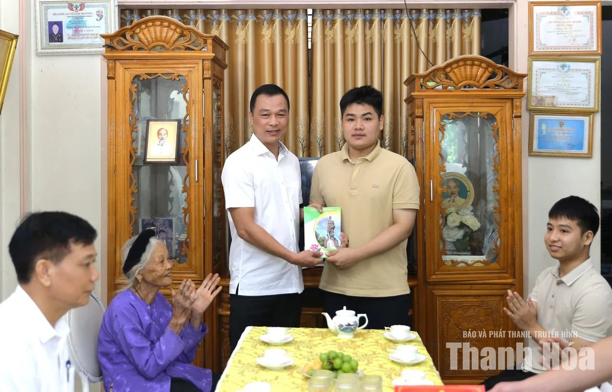 Chủ tịch UBND tỉnh Tô Anh Dũng thăm, chúc mừng em Ngô Văn Hiếu và em Nguyễn Tất Minh