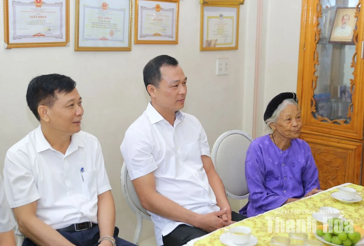 Chủ tịch UBND tỉnh Tô Anh Dũng thăm, chúc mừng em Ngô Văn Hiếu và em Nguyễn Tất Minh