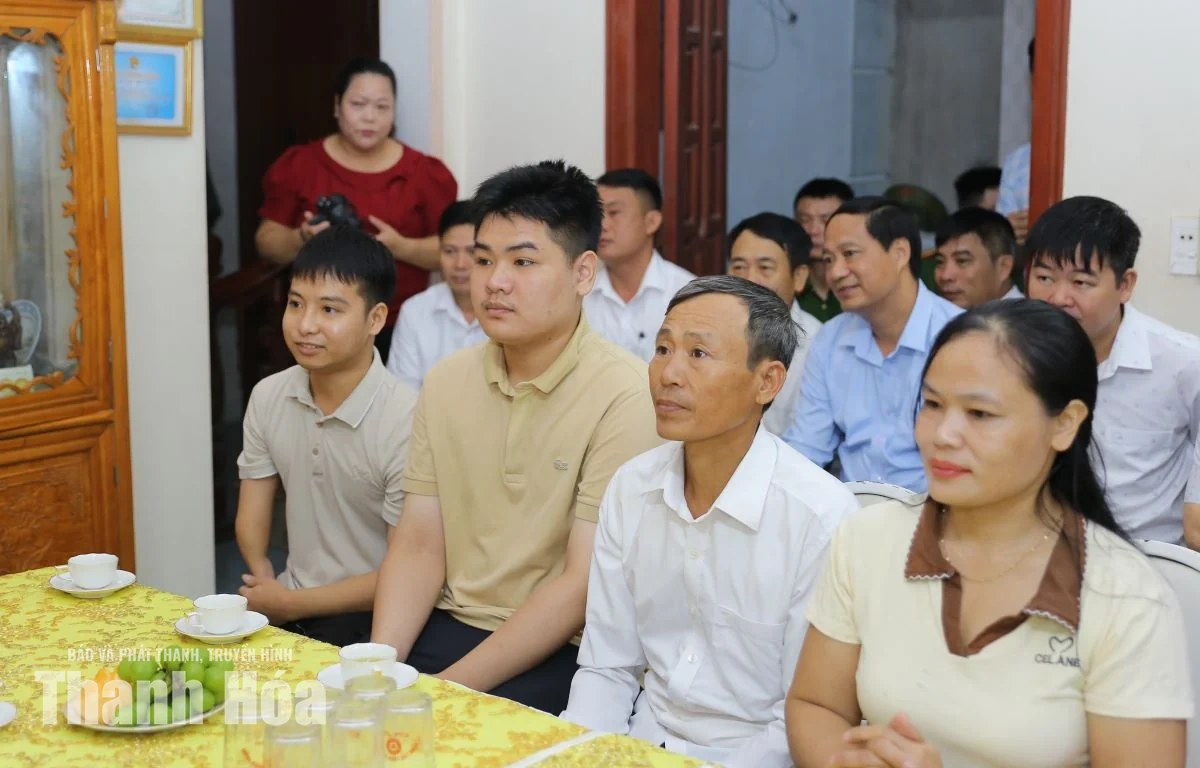 Chủ tịch UBND tỉnh Tô Anh Dũng thăm, chúc mừng em Ngô Văn Hiếu và em Nguyễn Tất Minh