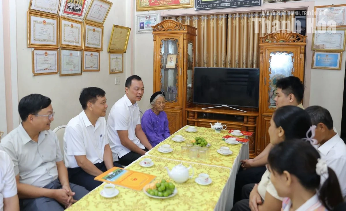 Chủ tịch UBND tỉnh Tô Anh Dũng thăm, chúc mừng em Ngô Văn Hiếu và em Nguyễn Tất Minh