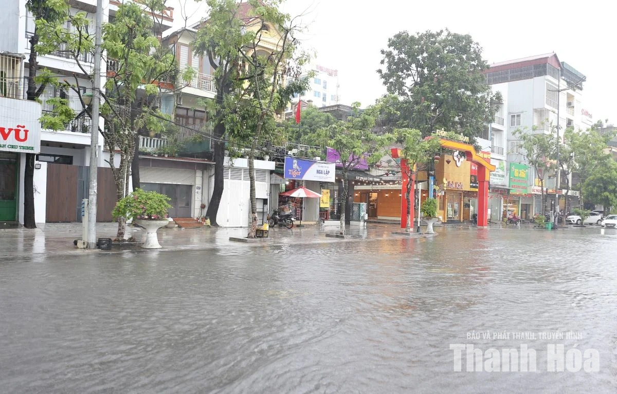 Chủ tịch UBND tỉnh Tô Anh Dũng kiểm tra một số điểm ngập trên địa bàn phường Hạc Thành