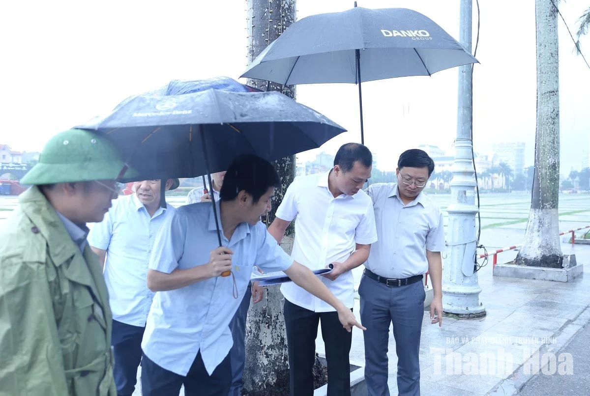 Chủ tịch UBND tỉnh Tô Anh Dũng kiểm tra một số điểm ngập trên địa bàn phường Hạc Thành