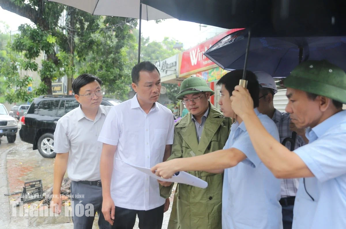 Chủ tịch UBND tỉnh Tô Anh Dũng kiểm tra một số điểm ngập trên địa bàn phường Hạc Thành