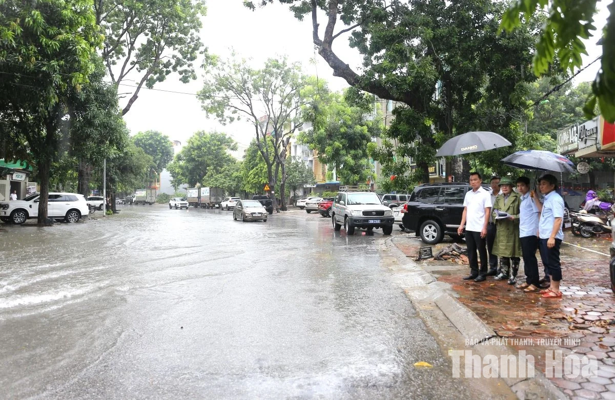 Chủ tịch UBND tỉnh Tô Anh Dũng kiểm tra một số điểm ngập trên địa bàn phường Hạc Thành
