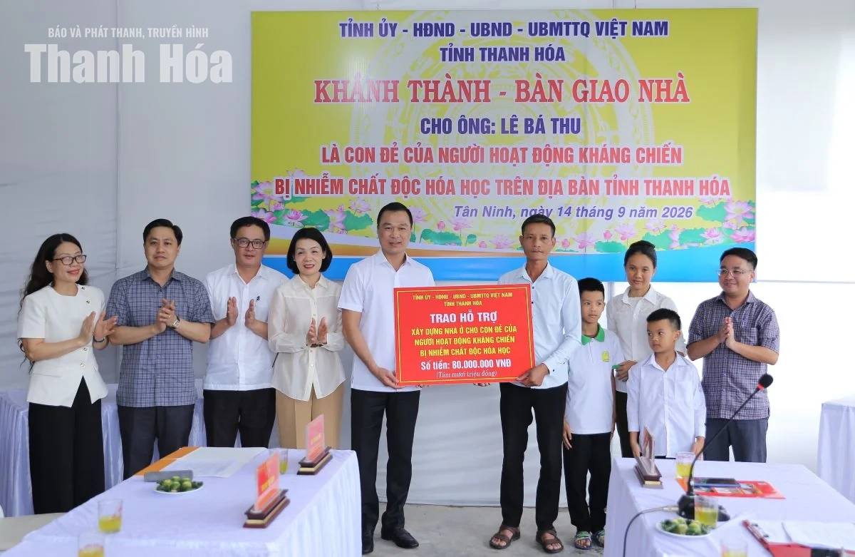 Chủ tịch UBND tỉnh Tô Anh Dũng trao kinh phí hỗ trợ và bàn giao nhà cho các gia đình chính sách