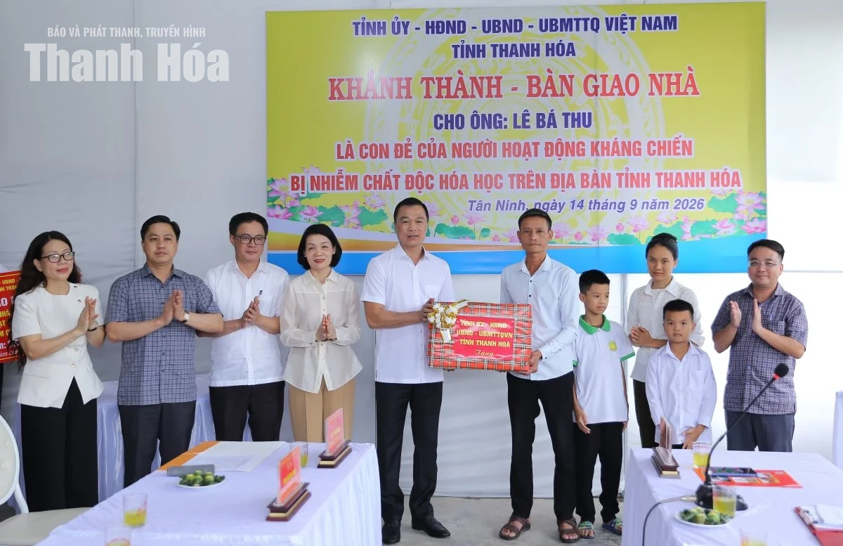 Chủ tịch UBND tỉnh Tô Anh Dũng trao kinh phí hỗ trợ và bàn giao nhà cho các gia đình chính sách