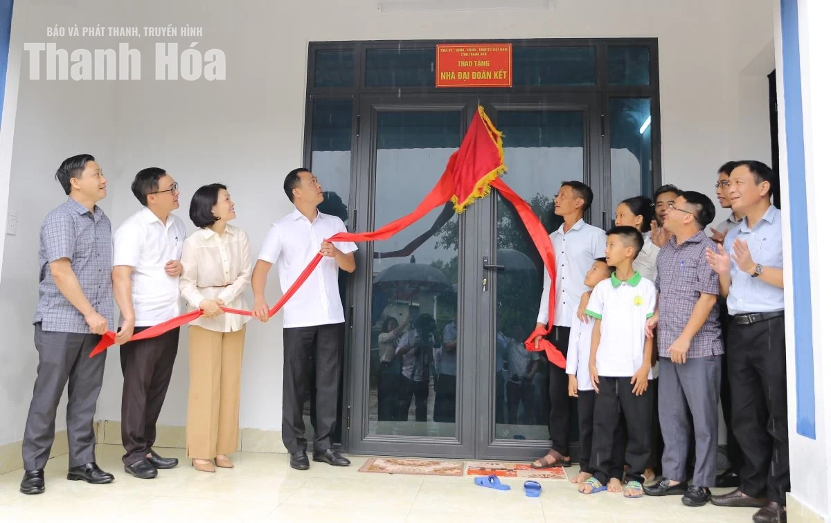 Chủ tịch UBND tỉnh Tô Anh Dũng trao kinh phí hỗ trợ và bàn giao nhà cho các gia đình chính sách