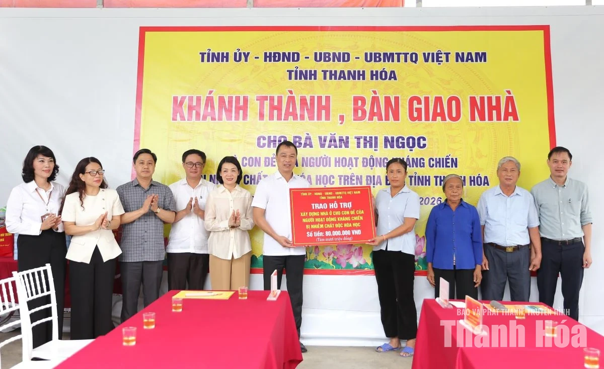 Chủ tịch UBND tỉnh Tô Anh Dũng trao kinh phí hỗ trợ và bàn giao nhà cho các gia đình chính sách