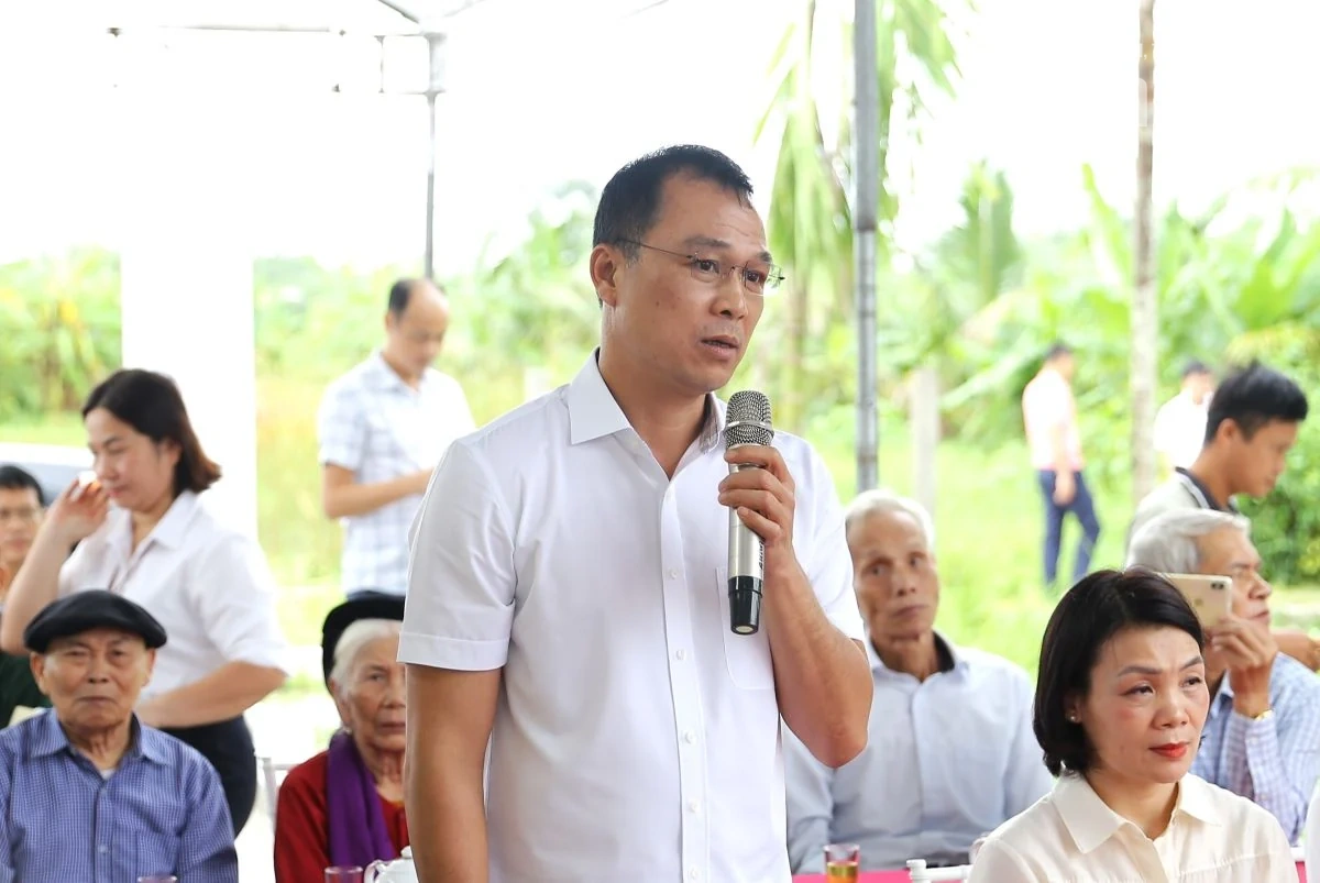 Chủ tịch UBND tỉnh Tô Anh Dũng trao kinh phí hỗ trợ và bàn giao nhà cho các gia đình chính sách