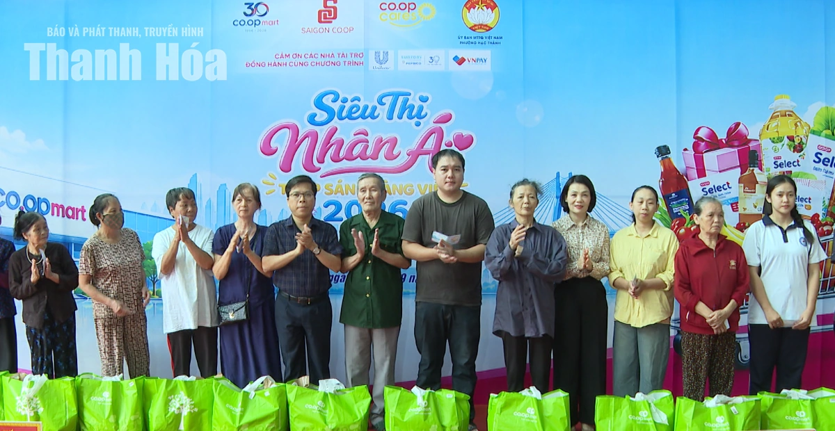 Người dân Hạc Thành trải nghiệm “Siêu thị nhân ái - Thắp sáng hàng Việt”
