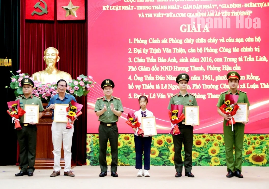 Trao giải các cuộc thi lan tỏa hình ảnh đẹp người chiến sĩ Công an