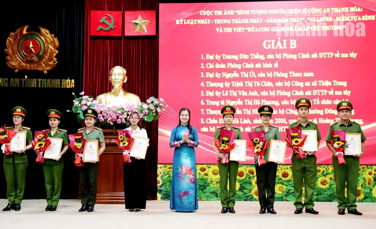 Trao giải các cuộc thi lan tỏa hình ảnh đẹp người chiến sĩ Công an
