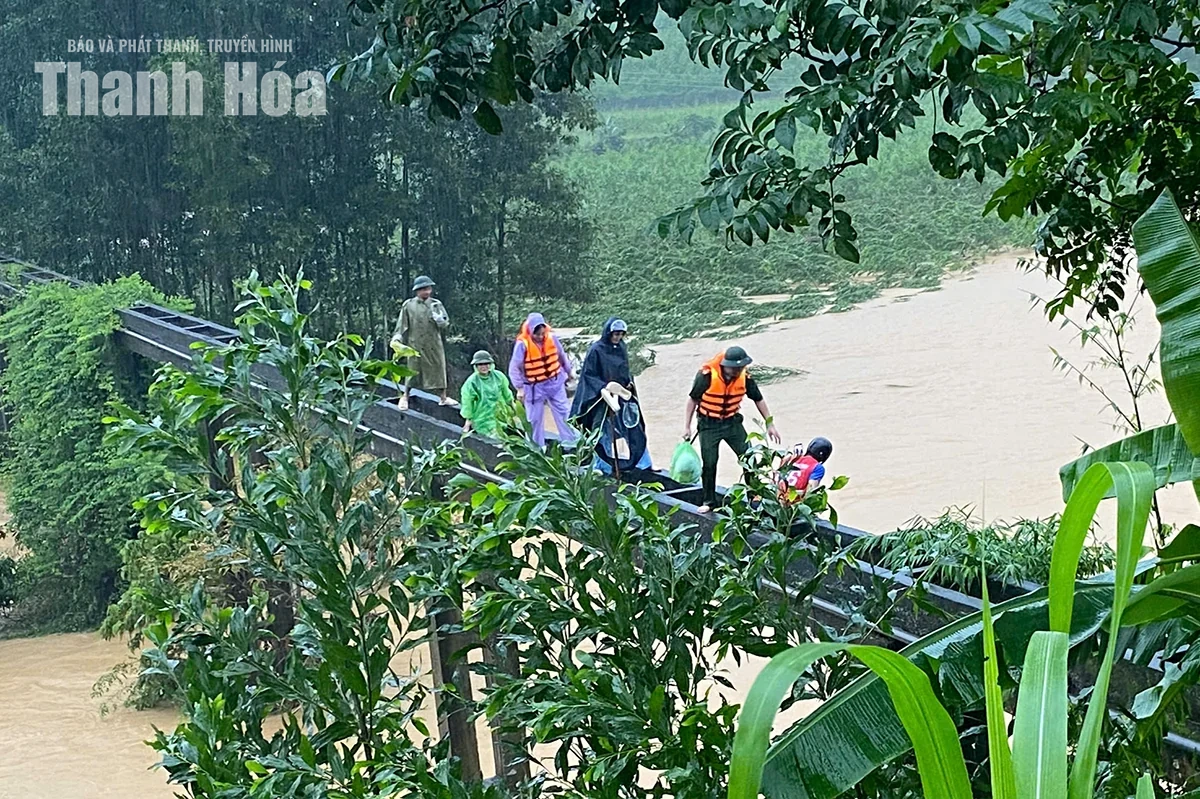 Hỗ trợ đỡ đẻ thành công cho sản phụ bị cô lập do mưa lũ