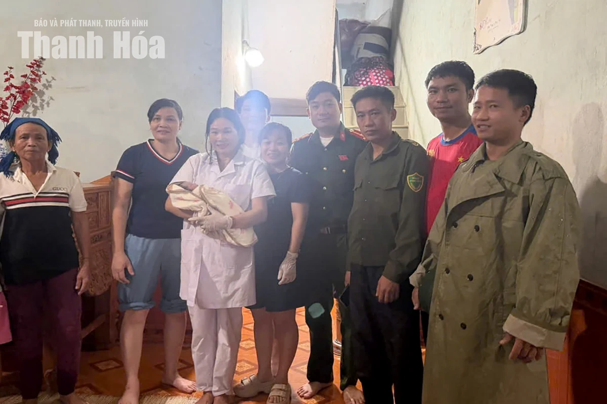 Hỗ trợ đỡ đẻ thành công cho sản phụ bị cô lập do mưa lũ