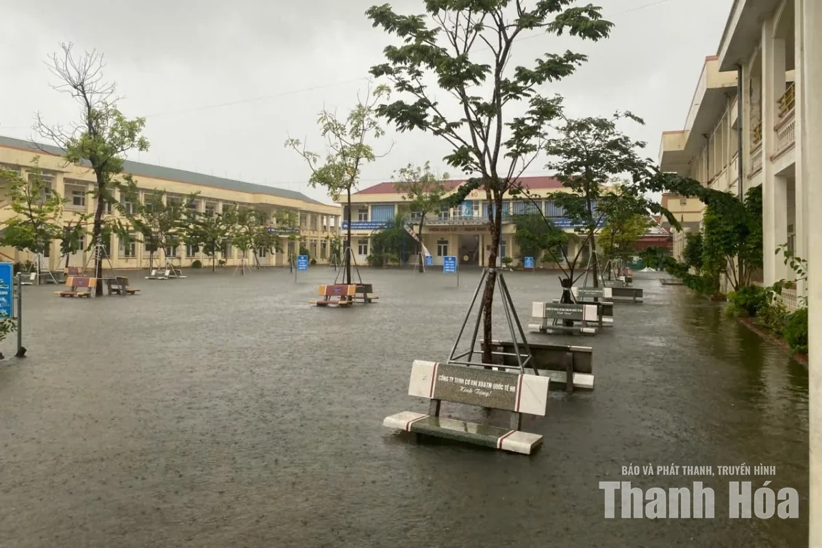 Nhiều trường cho học sinh tạm dừng đến trường do mưa lớn