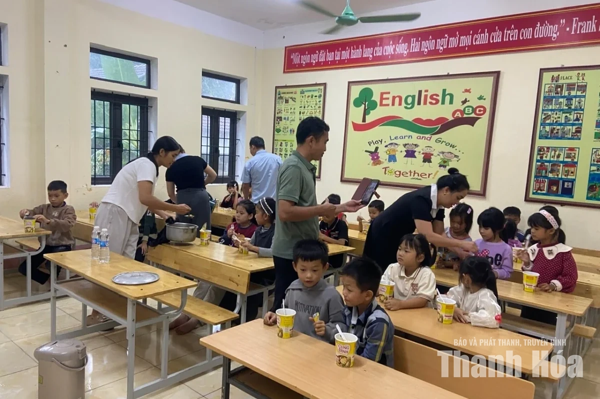 Nhiều trường cho học sinh tạm dừng đến trường do mưa lớn
