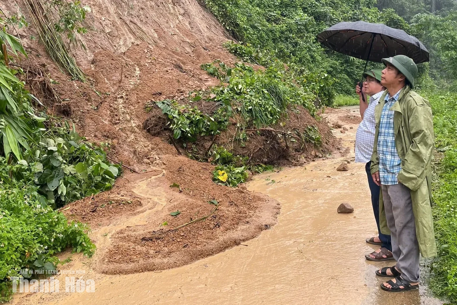 Mưa lớn gây sạt lở đất trên địa bàn xã Na Mèo