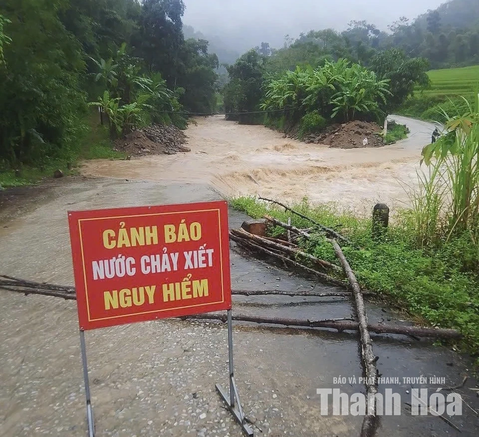 Mưa lớn gây sạt lở đất trên địa bàn xã Na Mèo