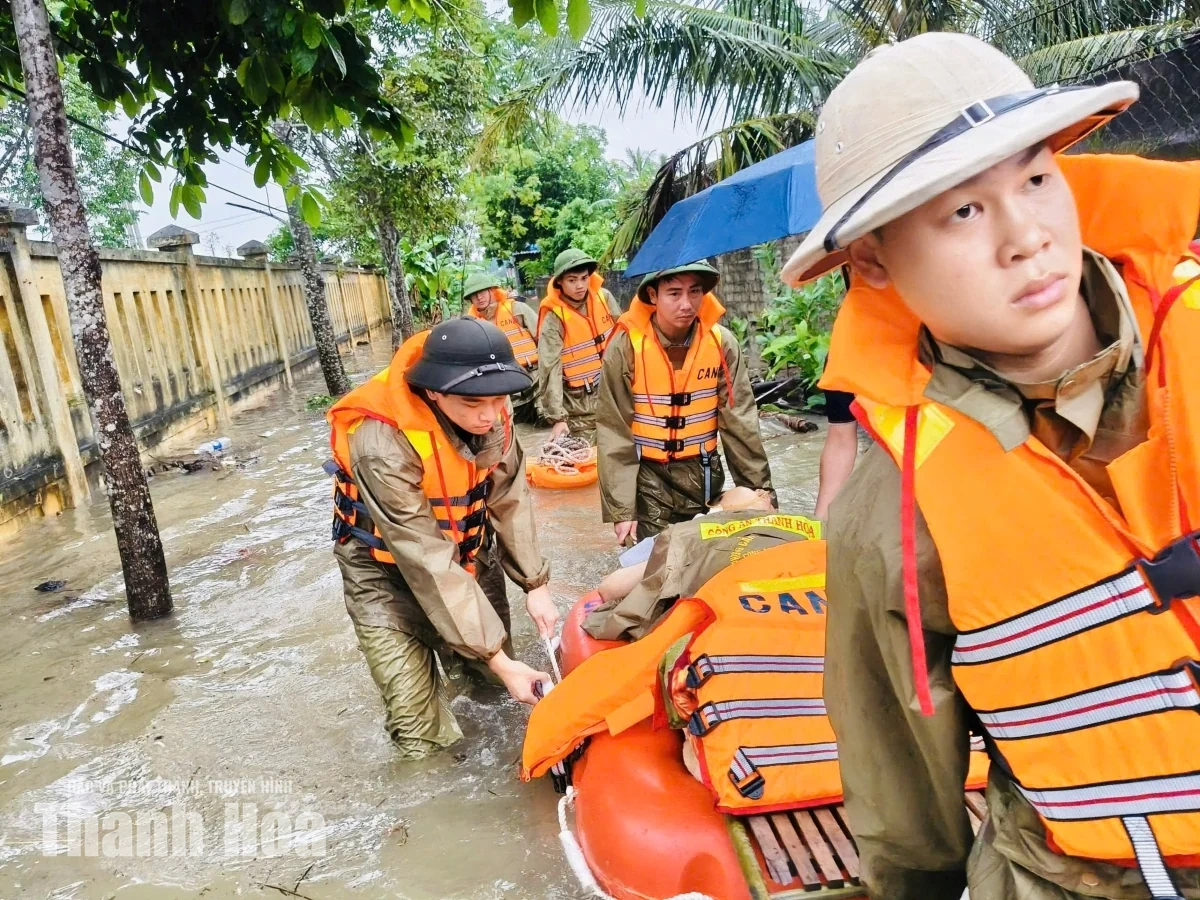 Vượt vùng ngập, kịp thời đưa người bị liệt bẩm sinh đi cấp cứu