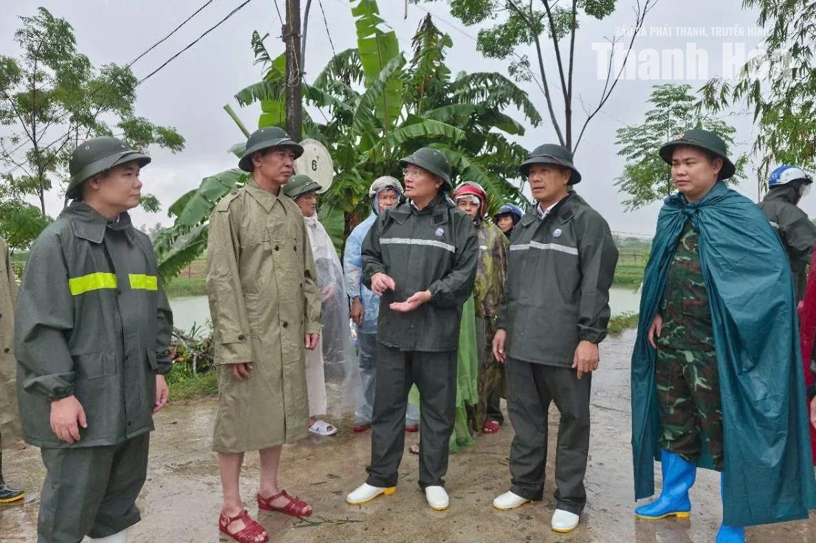 Phó Bí thư Tỉnh ủy Trịnh Tuấn Sinh kiểm tra công tác ứng phó mưa lũ ven sông Cầu Chày