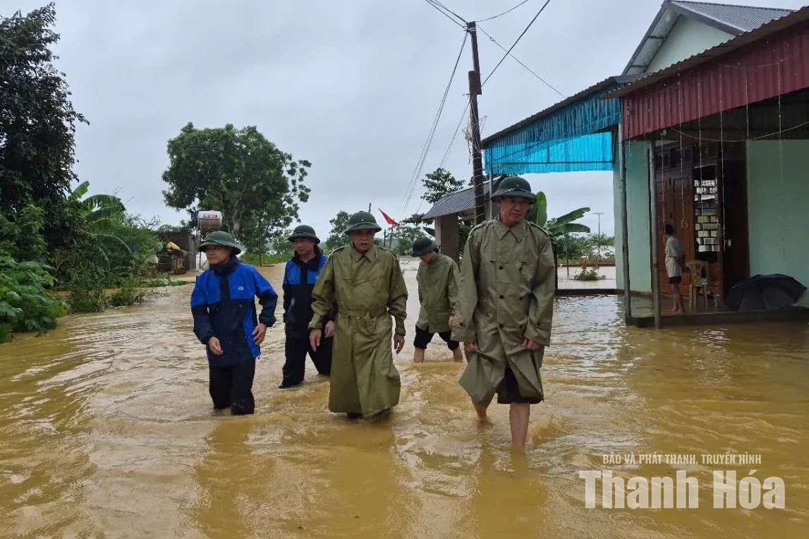 Phó Bí thư Tỉnh ủy Trịnh Tuấn Sinh kiểm tra công tác ứng phó mưa lũ ven sông Cầu Chày