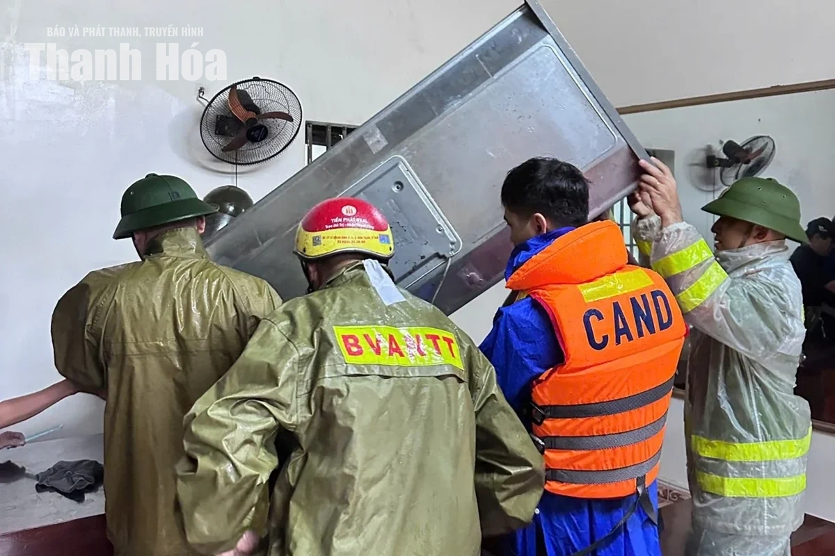 Công an Thanh Hóa hỗ trợ người dân ứng phó với mưa lũ
