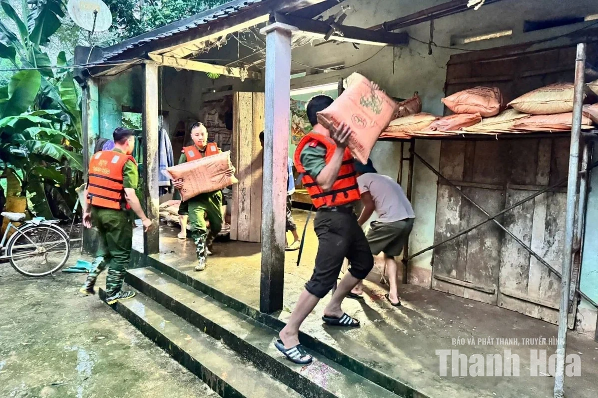Công an Thanh Hóa hỗ trợ người dân ứng phó với mưa lũ