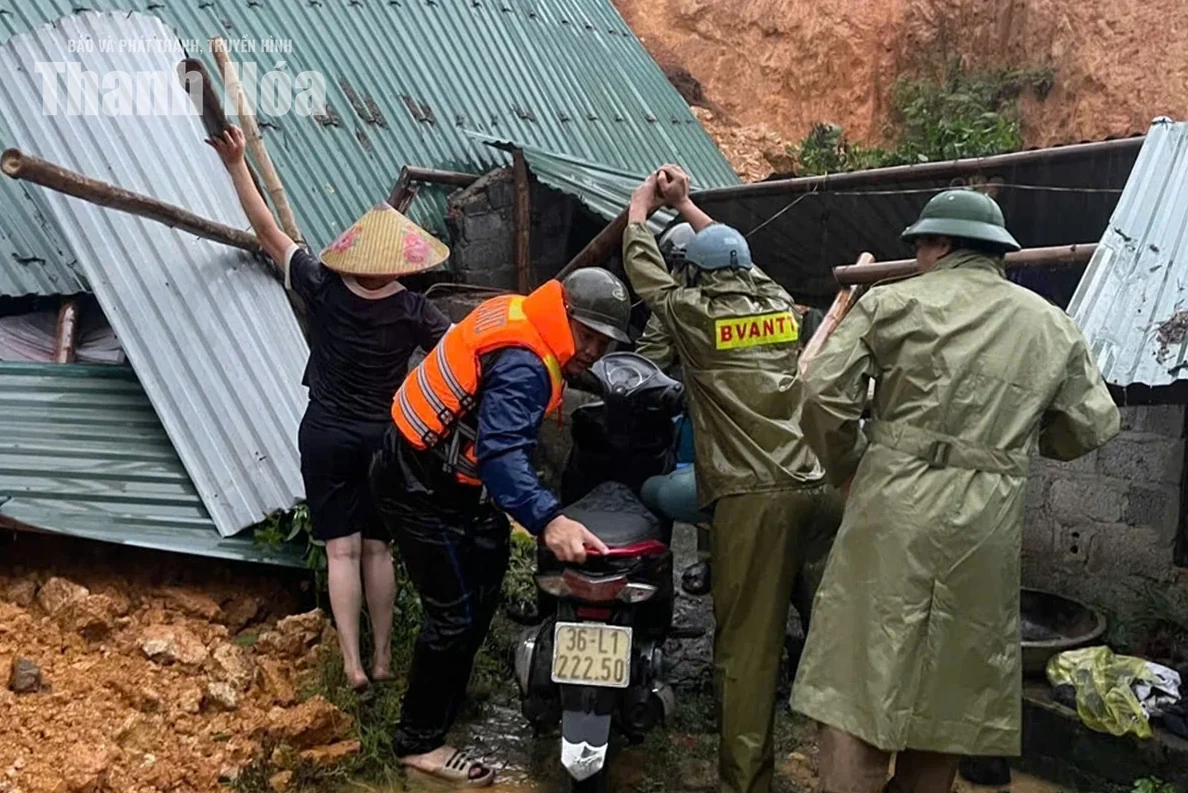 Công an Thanh Hóa hỗ trợ người dân ứng phó với mưa lũ