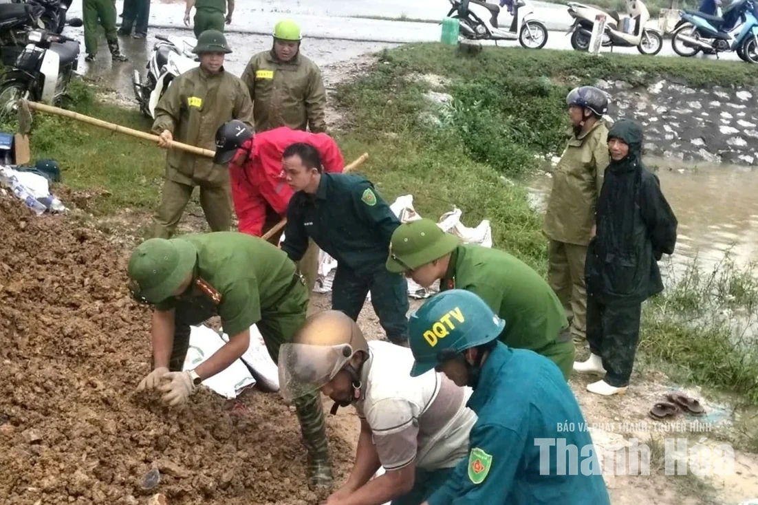 Công an Thanh Hóa hỗ trợ người dân ứng phó với mưa lũ