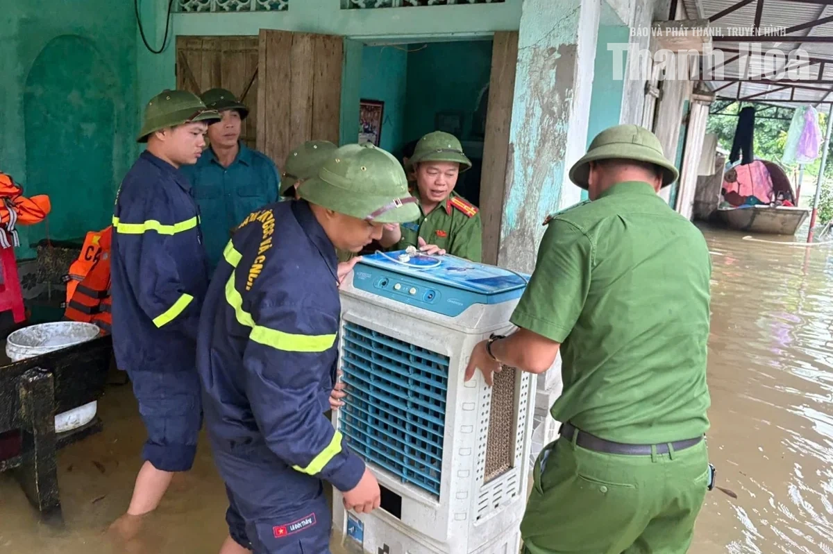 Công an Thanh Hóa hỗ trợ người dân ứng phó với mưa lũ