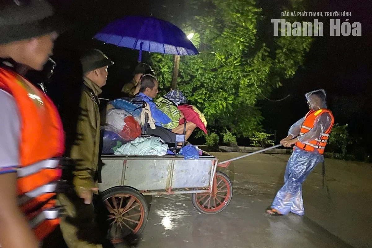 Công an Thanh Hóa hỗ trợ người dân ứng phó với mưa lũ