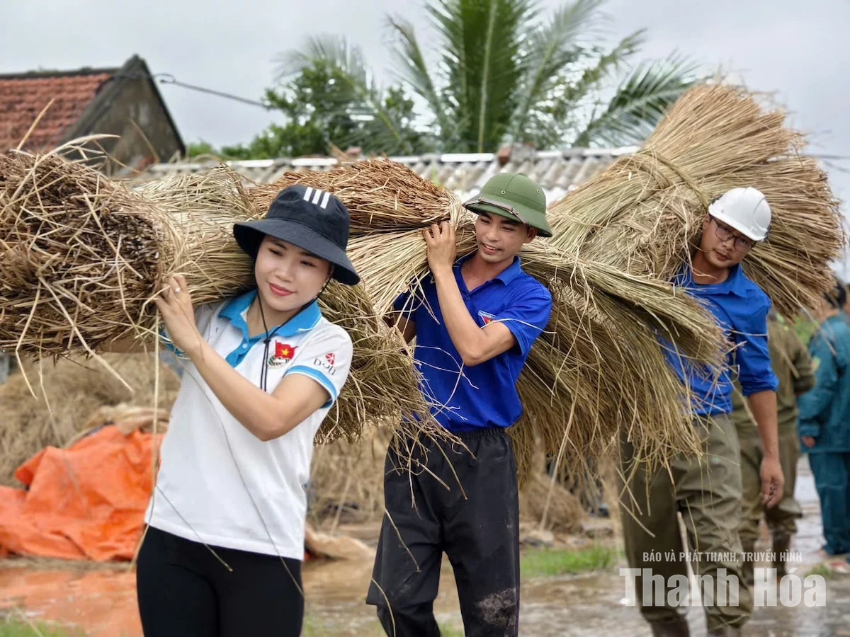 Quân dân sát cánh vượt qua mưa lũ
