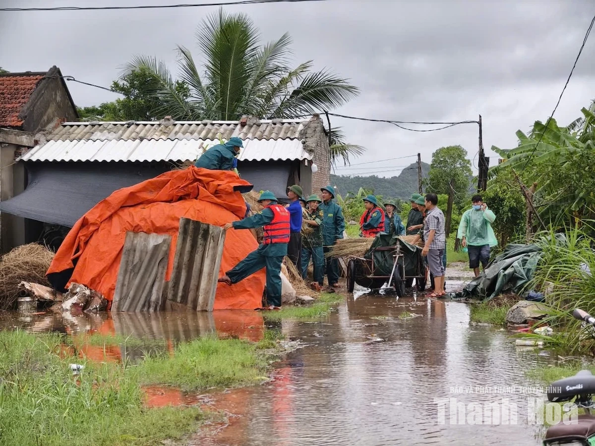 Quân dân sát cánh vượt qua mưa lũ