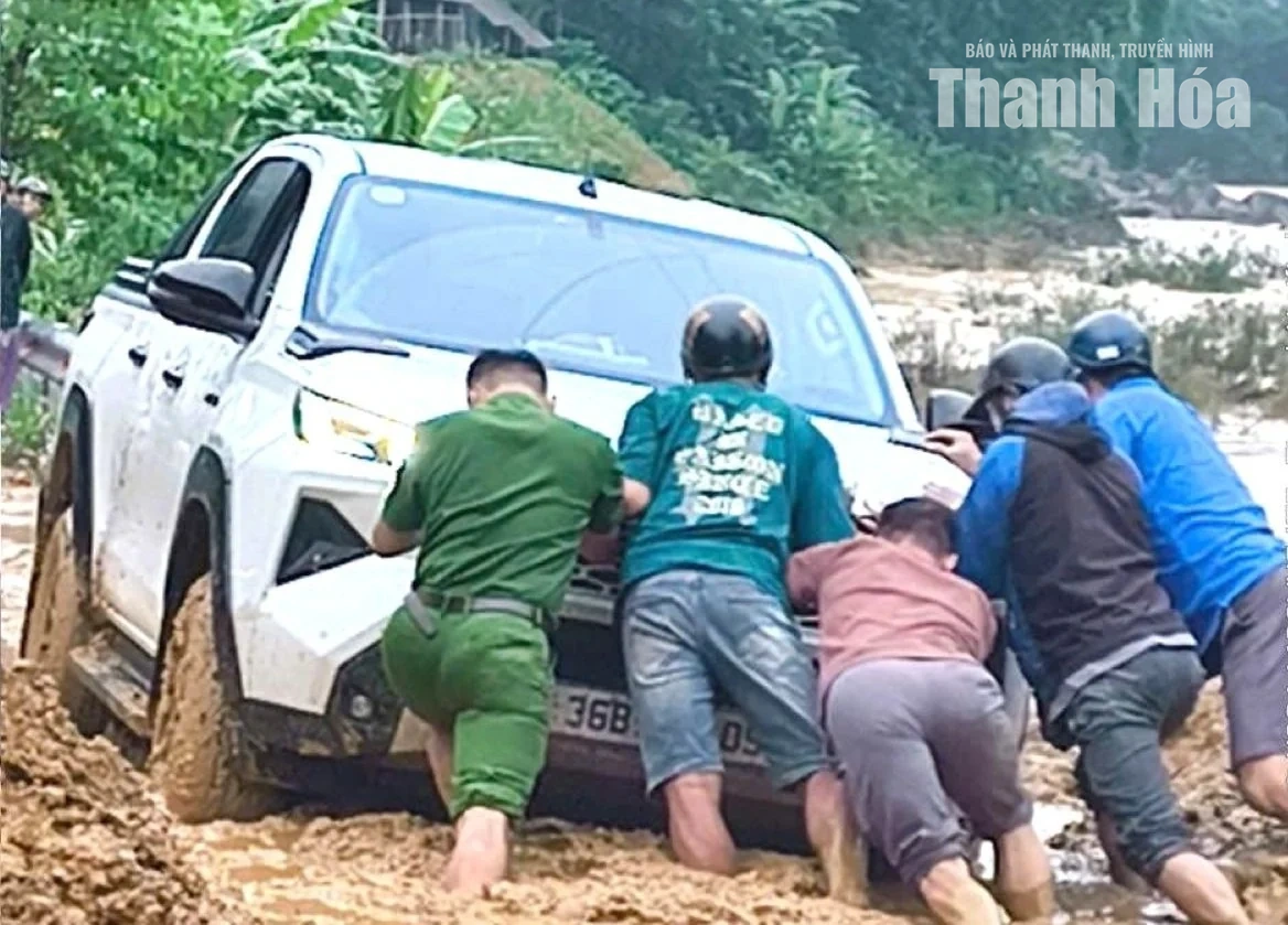 Cảnh báo phương tiện không cố tình di chuyển qua khu vực sạt lở