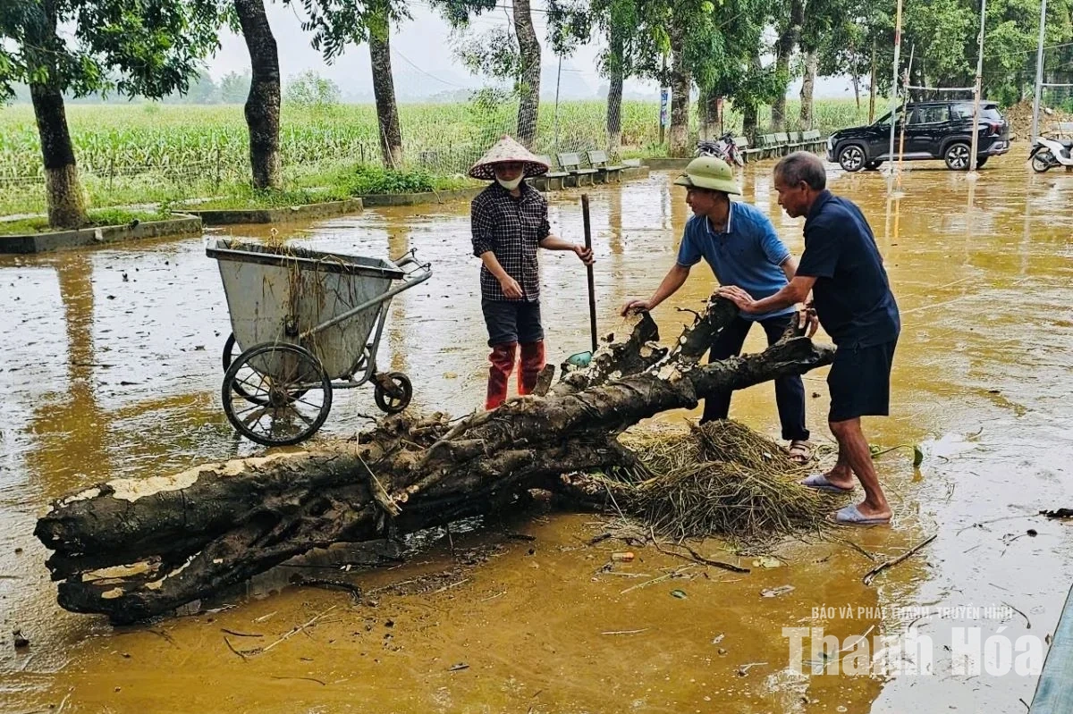 Xã Tây Đô hỗ trợ người dân vùng ngập lụt vệ sinh môi trường sau lũ