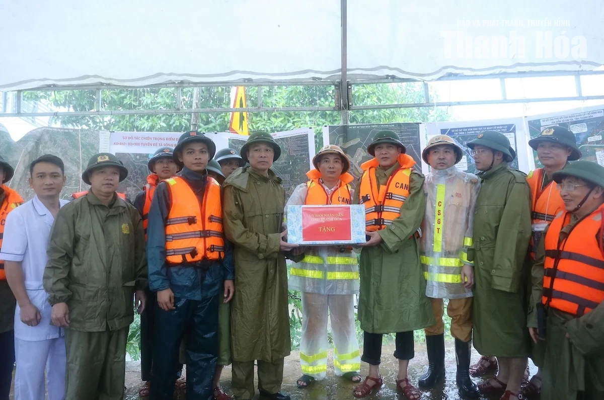Chủ tịch UBND tỉnh Tô Anh Dũng kiểm tra, chỉ đạo, động viên người dân vùng lũ Kim Tân