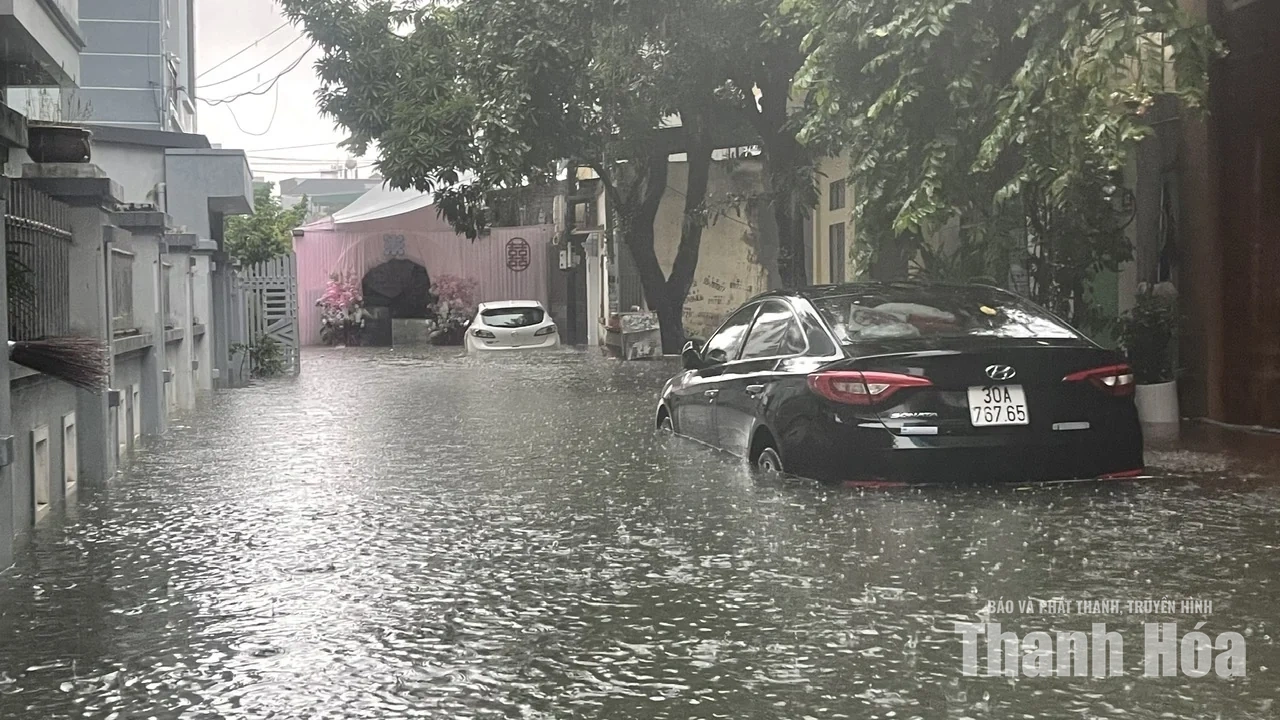 Nước sông Hạc dâng cao khiến nhiều tuyến phố ngập sâu