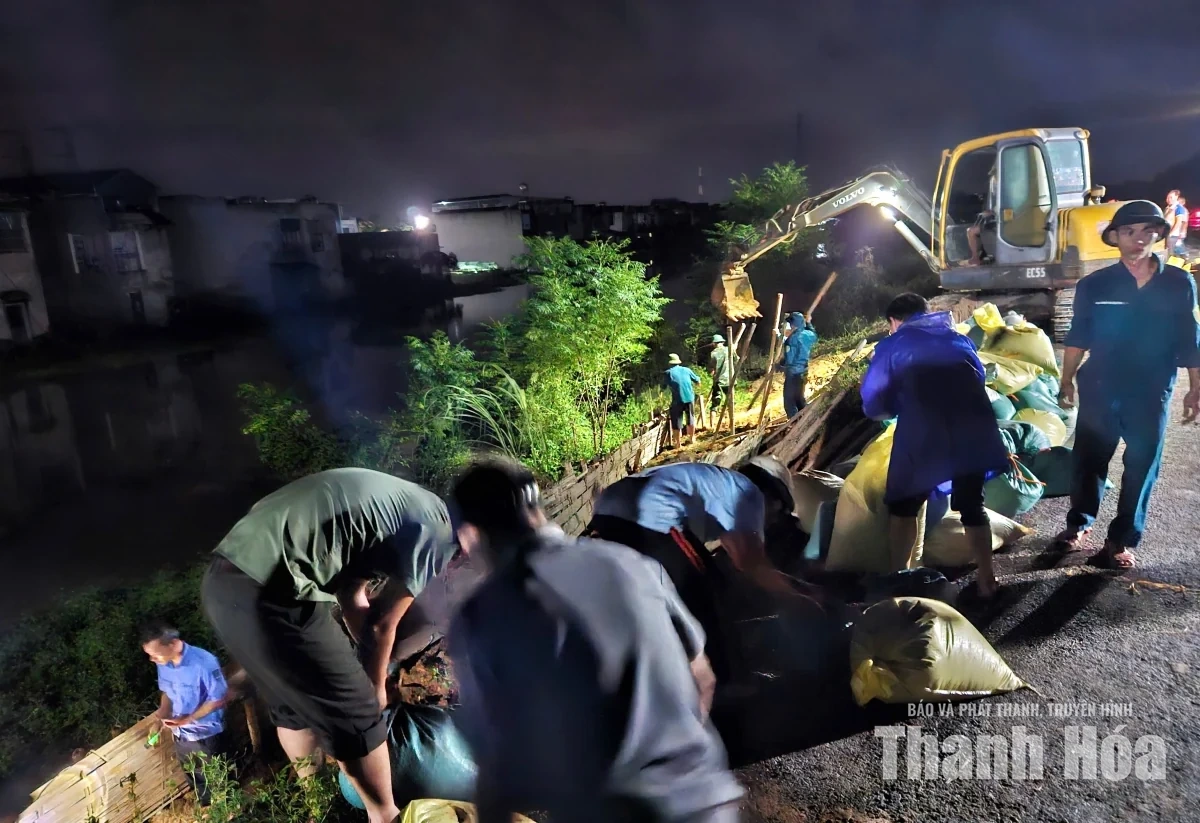 Xã Thiệu Hóa huy động hơn 100 người “cứu” đê sông Cầu Chày trong đêm