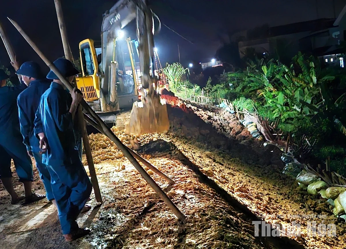 Xã Thiệu Hóa huy động hơn 100 người “cứu” đê sông Cầu Chày trong đêm