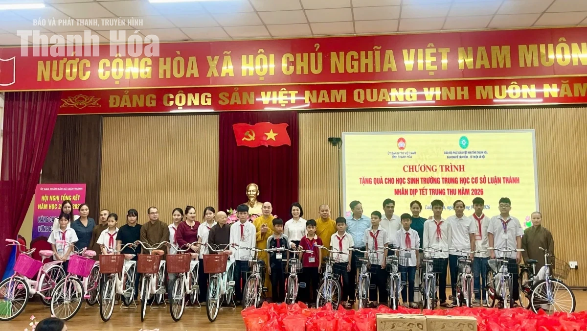 Trao quà trung thu cho học sinh vùng khó