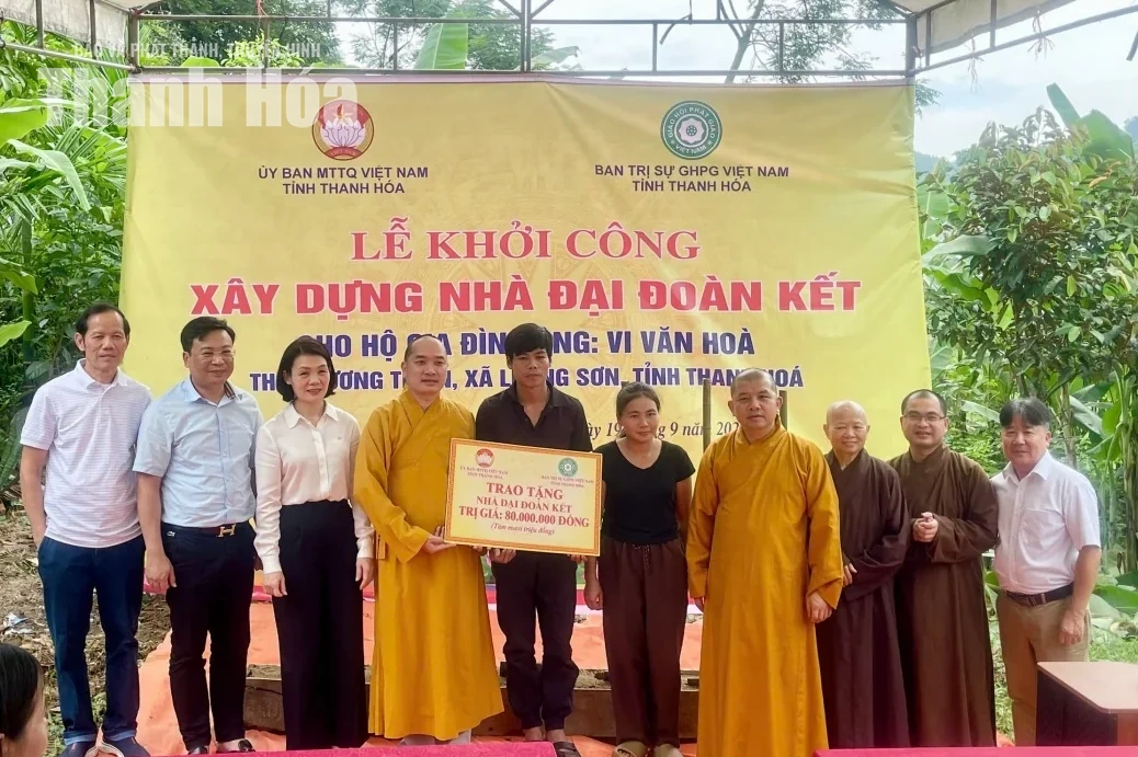 Trao quà trung thu cho học sinh vùng khó