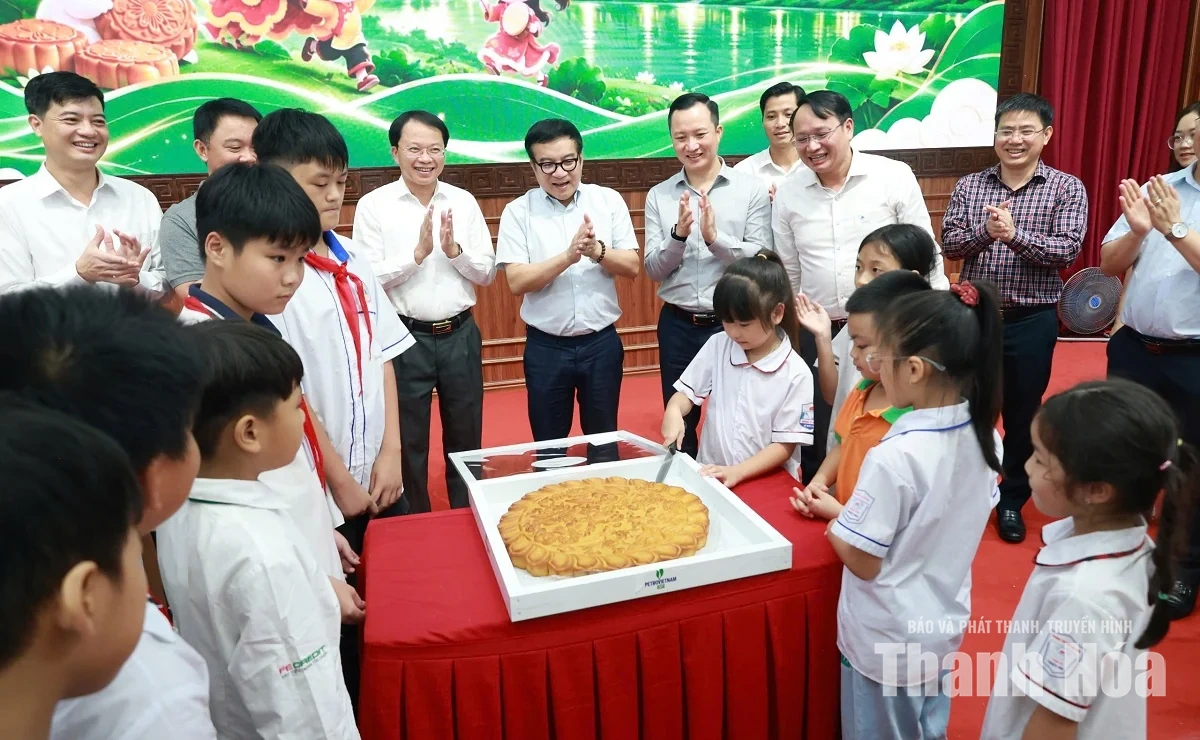 Hơn 5 tỷ đồng được Tổng Công ty Lọc hóa dầu Việt Nam trao tặng xã Thiệu Hóa triển khai các hoạt động an sinh