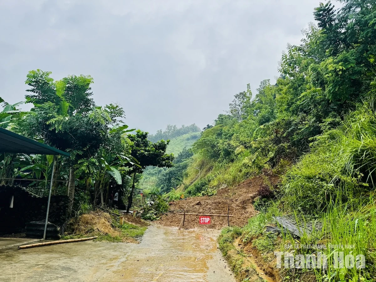Xã Mường Lát khẩn trương khắc phục sạt lở tuyến đường vào thôn Chiên Pục