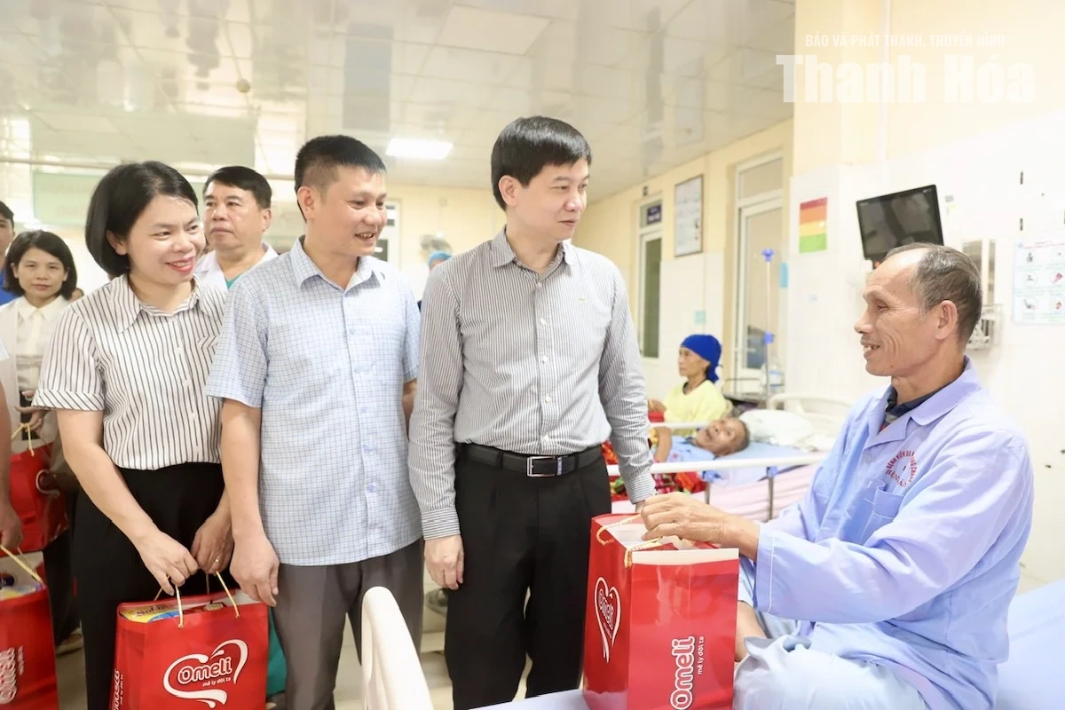 Trao tặng 10 bộ điều hòa cho Bệnh viện Đa khoa Lang Chánh