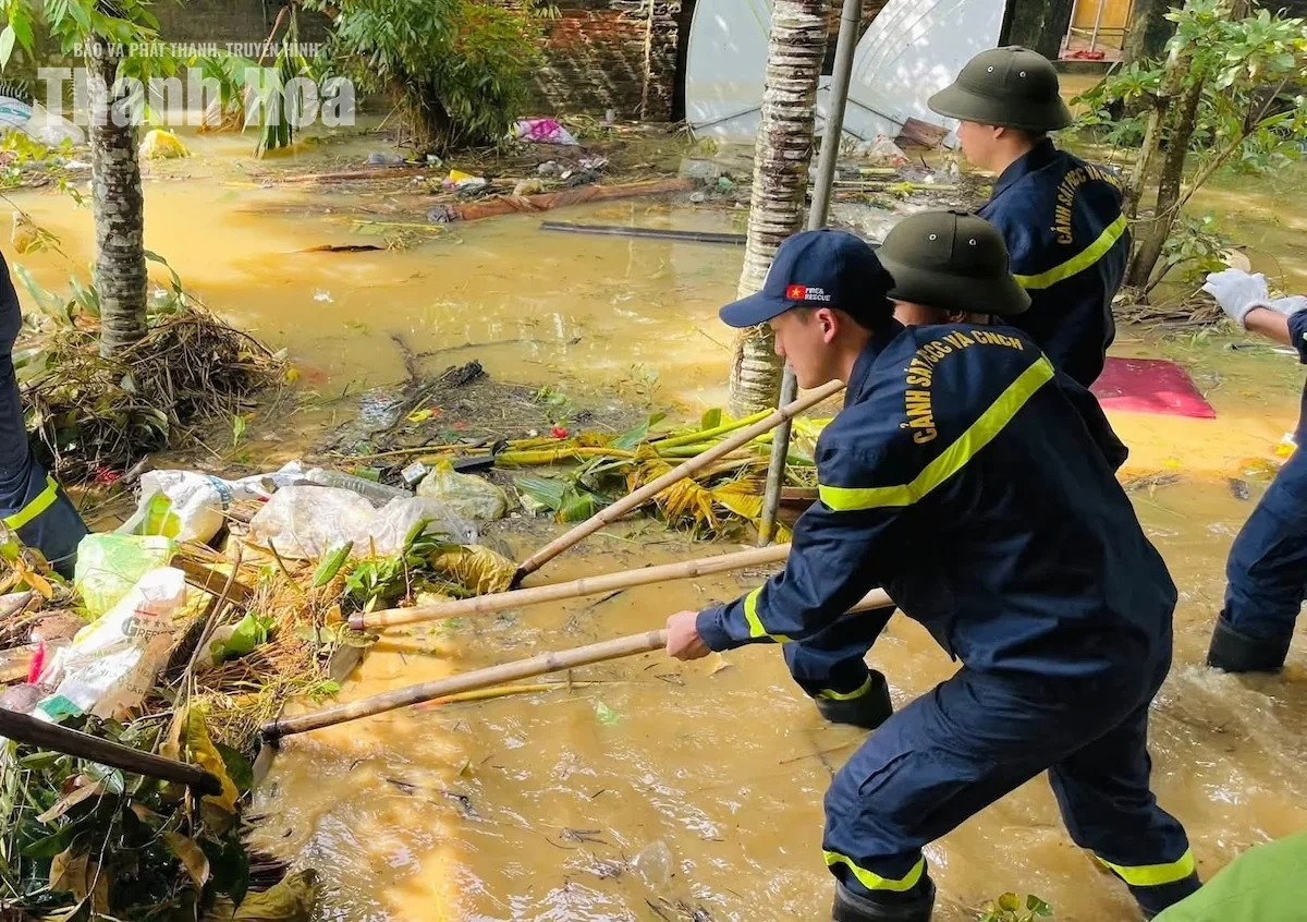 Bám trụ vùng lũ, chung tay đưa cuộc sống trở lại bình thường