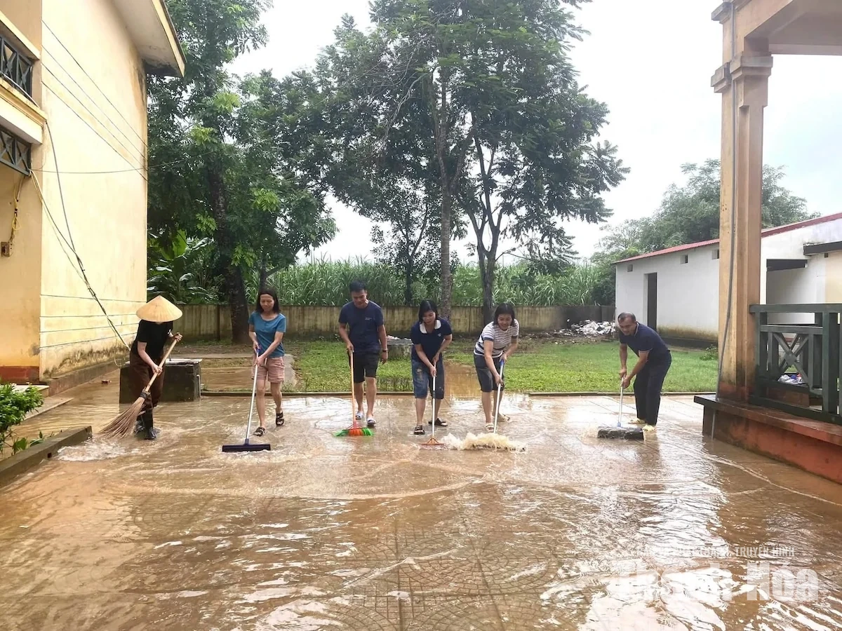Bám trụ vùng lũ, chung tay đưa cuộc sống trở lại bình thường