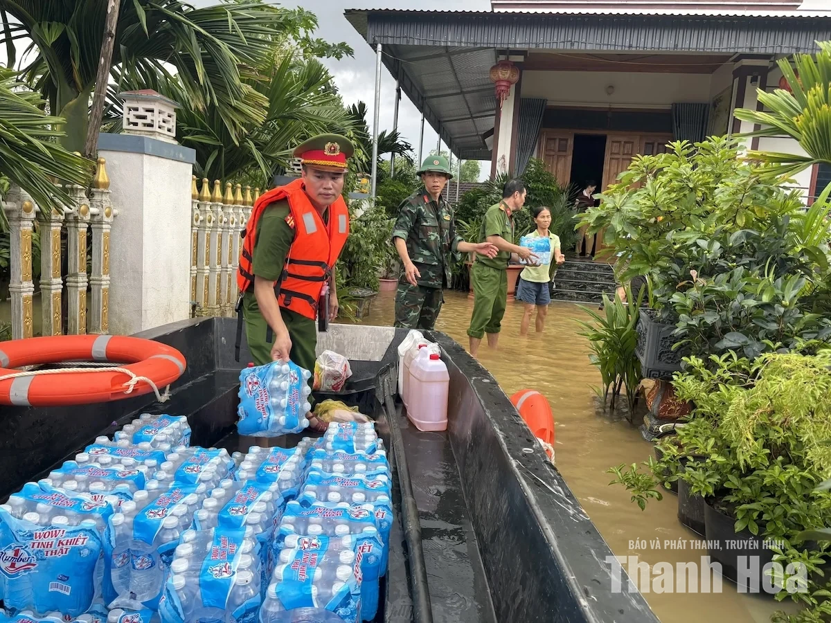 Bám trụ vùng lũ, chung tay đưa cuộc sống trở lại bình thường